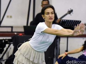 Atiqah Hasiholan Tunjukkan Goyang Sensual, Ada Apa?