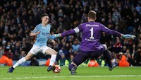 Phil Foden yang masuk menggantikan David Silva pada menit ke-64, sukses membukukan namanya di papan skor setelah melewati Fahrmann. Reuters/Lee Smith