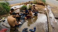 Krisis Air Bersih, Warga Venezuela Mandi di Gorong-gorong