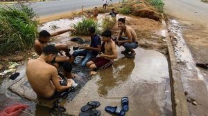 Krisis Air Bersih, Warga Venezuela Mandi di Gorong-gorong