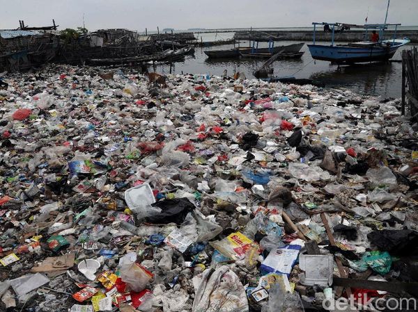 Potret Sampah Plastik Kepung Pulau Terluar Jakarta