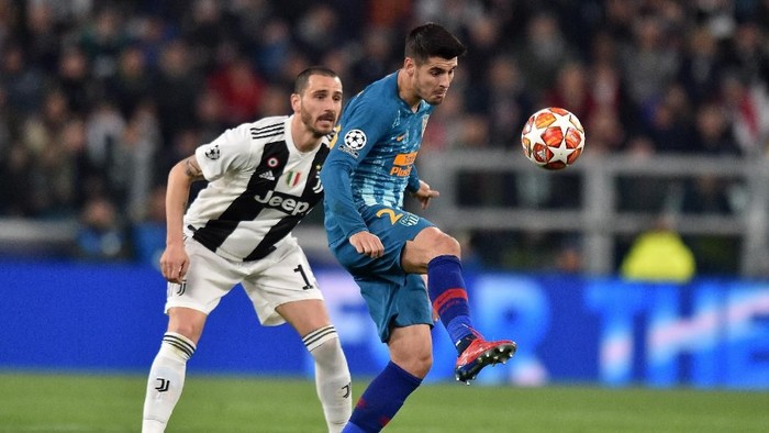 TURIN, ITALY - MARCH 12: Alvaro Morata (R) of Atletico Madrid controls the ball as Leonardo Bonucci of Juventus tackles during the UEFA Champions League Round of 16 Second Leg match between Juventus and Club de Atletico Madrid at Allianz Stadium on March 12, 2019 in Turin, Italy. (Photo by Tullio M. Puglia/Getty Images)
