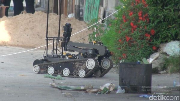 Potret Robot Densus 88 di Rumah Lokasi Ledakan di Sibolga