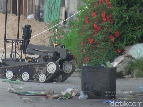 Potret Robot Densus 88 di Rumah Lokasi Ledakan di Sibolga
