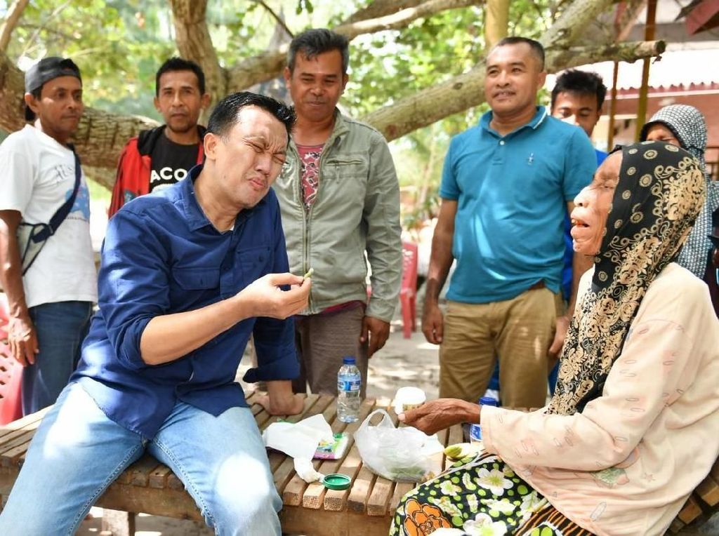 Menpora ke Pantai Dodola, Main Voli Hingga Cicipi Buah Pinang Menpora ke Pantai Dodola, Main Voli Hingga Cicipi Buah Pinang
