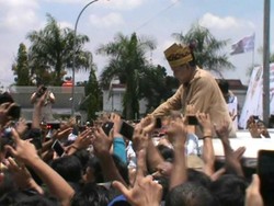Prabowo Diberi Tanjak dan Berpantun Saat Kampanye di Pekanbaru