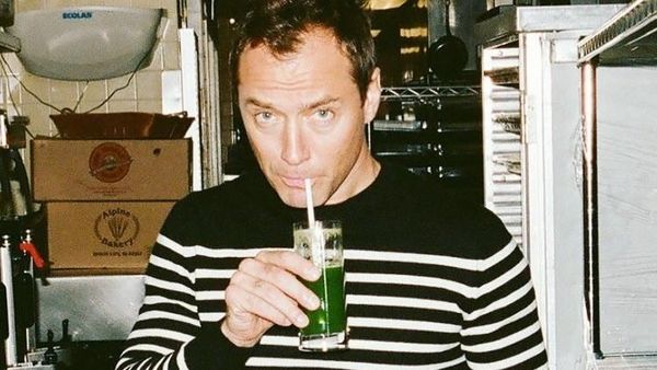 Kerennya Gaya Jude Law Yon-Rogg di Captain Marvel yang Hobi Ngopi