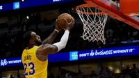 Masih dari NBA, LeBron James yang kini memperkuat Los Angeles Lakers punya pendapatan 89 juta dollar AS (Rp 1,267 triliun). Foto: Matt Marton-USA TODAY Sports