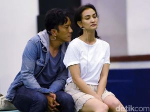 Aksi Memukau Atiqah Hasiholan di Pertunjukan Cinta Tak Pernah Sederhana Aksi Memukau Atiqah Hasiholan di Pertunjukan Cinta Tak Pernah Sederhana
