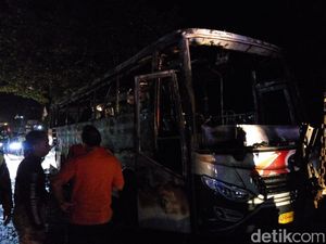 Video Bus Dibakar Massa di Sleman Video Bus Dibakar Massa di Sleman