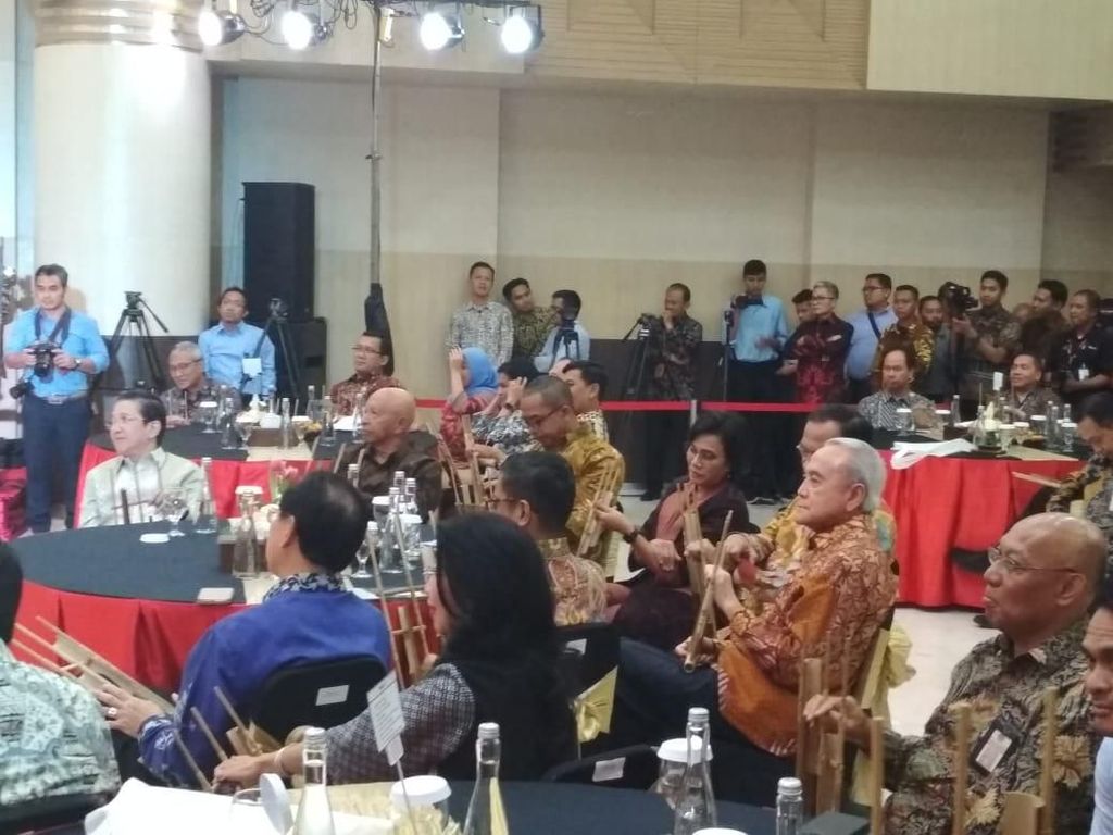 Momen Sri Mulyani Main Angklung Bareng Bos Freeport hingga BCA Momen Sri Mulyani Main Angklung Bareng Bos Freeport hingga BCA