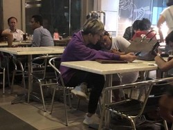 Terciduk! Marion Jola Bersandar Manja dengan Julian Jacob di Depan Umum