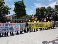 Tuntut Transparansi Ruislag Tanah Kas Desa, Warga Medokan Geruduk Balai Kota