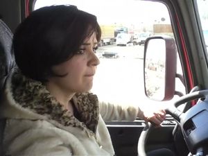 Wajah Cantik di Belakang Kemudi Truk Suriah