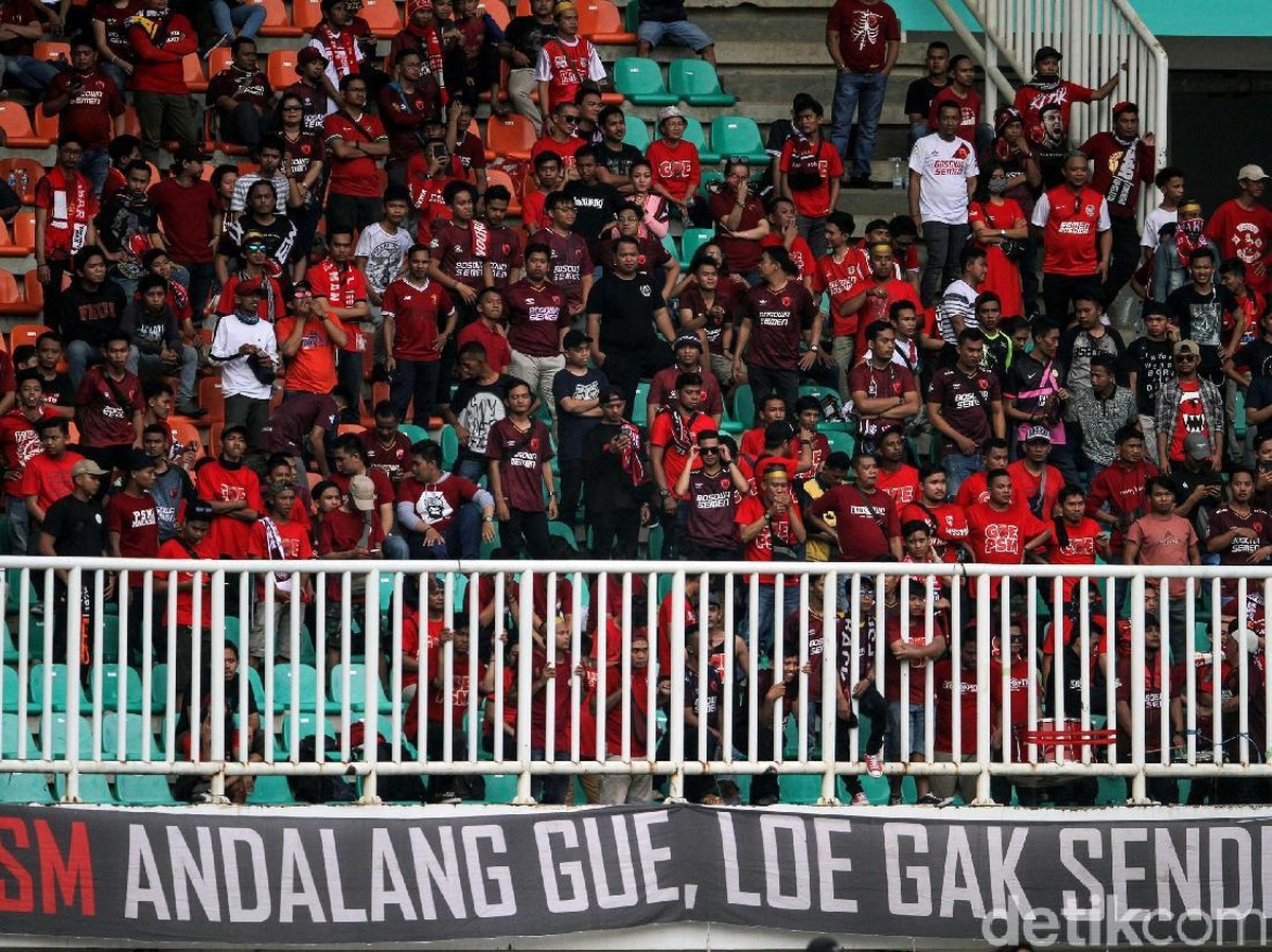 Foto pendukung PSM Makassar di Stadion Pakansari, Kabupaten Bogor. (Foto: Rifkianto Nugroho/Detikcom)