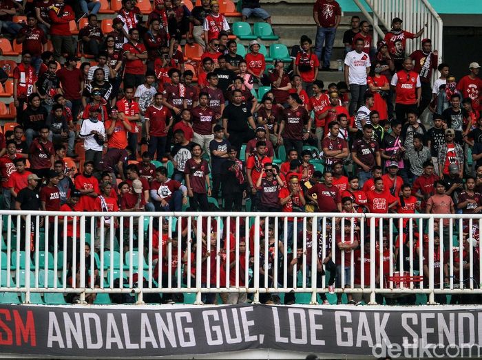 Foto pendukung PSM Makassar di Stadion Pakansari, Kabupaten Bogor. (Foto: Rifkianto Nugroho/Detikcom) Foto pendukung PSM Makassar di Stadion Pakansari, Kabupaten Bogor. (Foto: Rifkianto Nugroho/Detikcom)