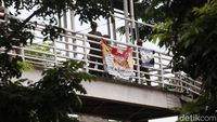 Satpol PP Tertibkan Alat Peraga Kampanye di Jakarta Timur