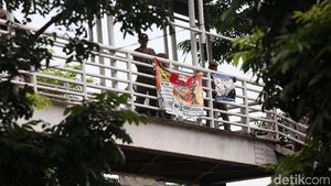 Satpol PP Tertibkan Alat Peraga Kampanye di Jakarta Timur