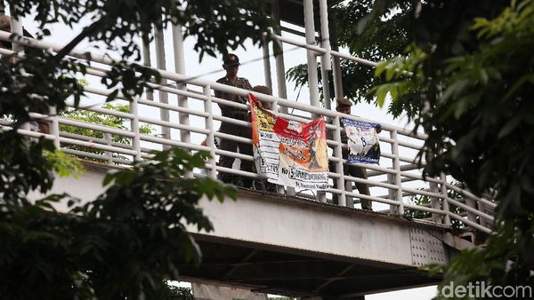 Satpol PP Tertibkan Alat Peraga Kampanye di Jakarta Timur