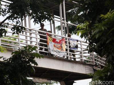 Satpol PP Tertibkan Alat Peraga Kampanye di Jakarta Timur