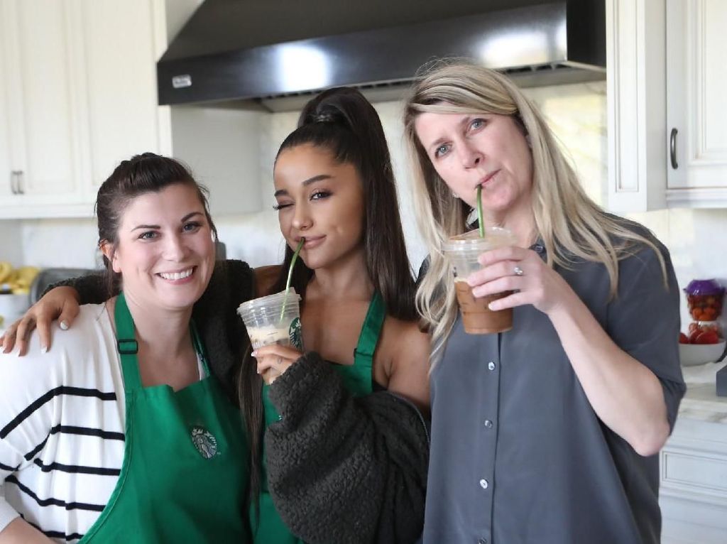 Ariana Grande Nikmati Kopi Non Vegan, Penggemar Kecewa Ariana Grande Nikmati Kopi Non Vegan, Penggemar Kecewa