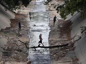 Diterpa Krisis, Warga Venezuela Ramai-ramai Rebutan Air di Sungai