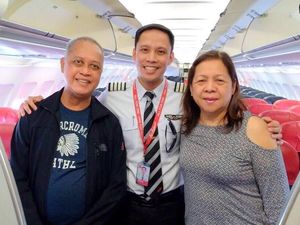 So Sweet, Pilot Kasih Kejutan Manis untuk Orang Tuanya di Pesawat