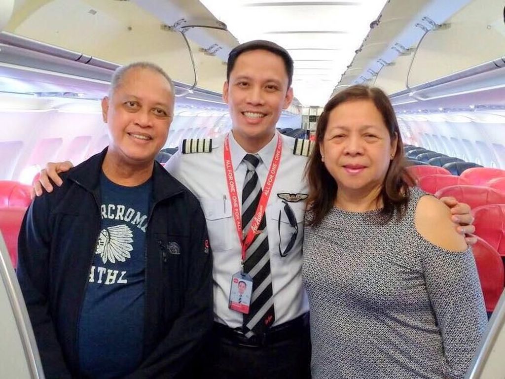 So Sweet, Pilot Kasih Kejutan Manis untuk Orang Tuanya di Pesawat So Sweet, Pilot Kasih Kejutan Manis untuk Orang Tuanya di Pesawat