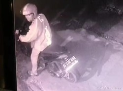 Angkat Pagar, Pria Berjaket Ojek Online Curi Motor di Bekasi