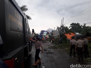 Pohon Tumbang Tutup Akses Jalan Kaliurang Sleman Pohon Tumbang Tutup Akses Jalan Kaliurang Sleman