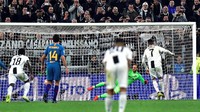 Si Nyonya Tua mendapat hadiah penalti di menit ke-86 setelah Bernardeschi dilanggar Correa. Ronaldo maju sebagai eksekutor dan berhasil merobek gawang Oblak untuk ketiga kalinya. (Foto: Massimo Pinca/Reuters)
