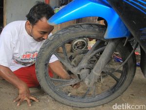 Difabel Sejak Lahir Tak Lunturkan Semangat Zulkifli Jadi Montir