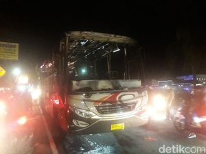 Polisi Buru Provokator Aksi Bakar Bus di Sleman Polisi Buru Provokator Aksi Bakar Bus di Sleman