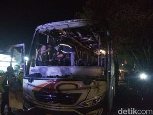Tabrak Warga, Sebuah Bus Dibakar Massa di Sleman Tabrak Warga, Sebuah Bus Dibakar Massa di Sleman