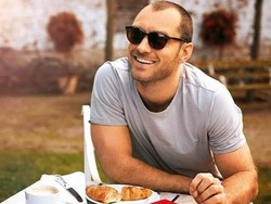 Jude Law Ciptakan Parfum Beraroma Darah, Tinja dan Keringat