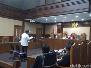 Baca Pleidoi Sambil Berdiri, Lucas Minta Bebas dari Tuntutan Baca Pleidoi Sambil Berdiri, Lucas Minta Bebas dari Tuntutan