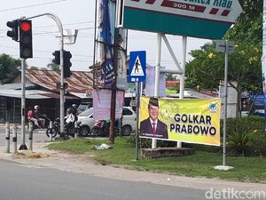 Muncul Spanduk Golkar Prabowo di Pekanbaru