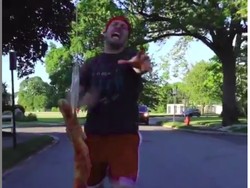 Mau Langsing? Coba Tiru Olahraga Kocak dengan Iming-iming Makanan Ini