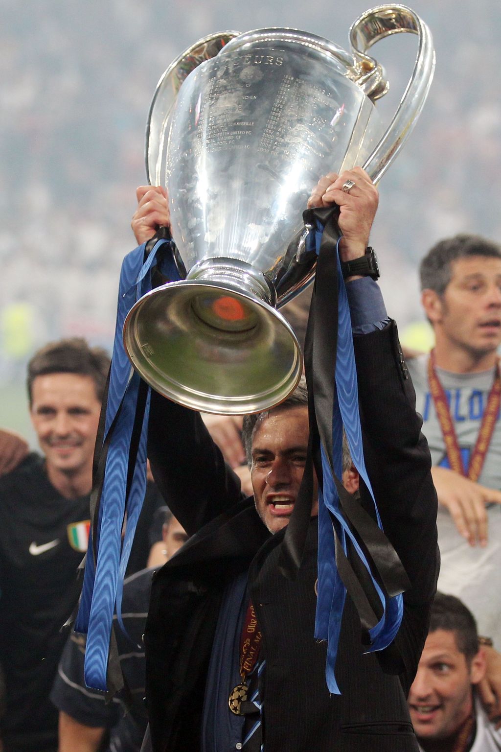 MADRID, SPAIN - MAY 22:  Head coach Jose Mourinho of Inter Milan lifts the UEFA Champions League trophy following their team's victory at the end of the UEFA Champions League Final match between FC Bayern Muenchen and Inter Milan at the Estadio Santiago Bernabeu on May 22, 2010 in Madrid, Spain.  (Photo by Alex Livesey/Getty Images)