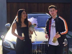 Dapat Mobil Miliaran dari Nick Jonas, Priyanka Chopra Semringah
