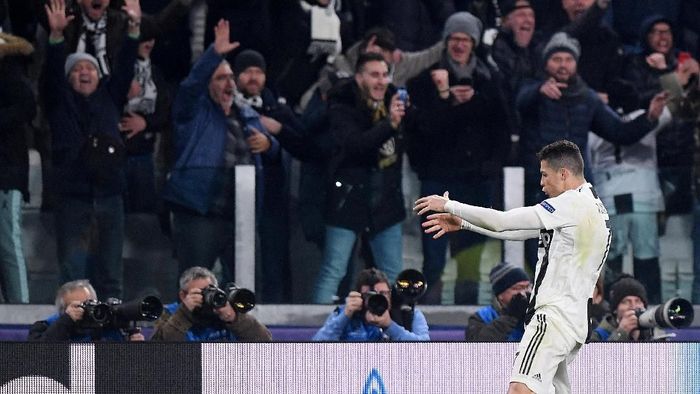Cristiano Ronaldo dihukum denda usai melakukan selebrasi selangkangan. (Foto: Alberto Lingria/REUTERS)