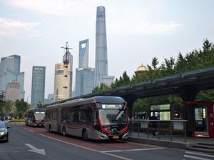 Unik! Warga Shanghai Rayakan Ulang Tahun Jalur Bus dengan Bawa Kue
