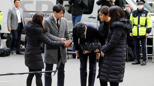 Tiba di Kantor Polisi, Seungri Menunduk dan Minta Maaf