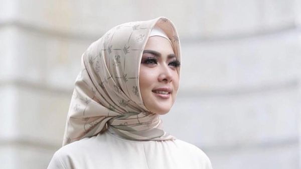 Syahrini dan Luna Maya Sama-Sama Jualan Hijab, Lebih Mahal Mana?