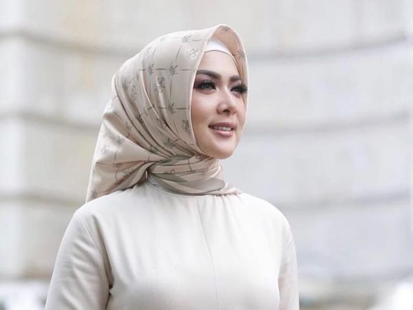 Syahrini dan Luna Maya Sama-Sama Jualan Hijab, Lebih Mahal Mana?