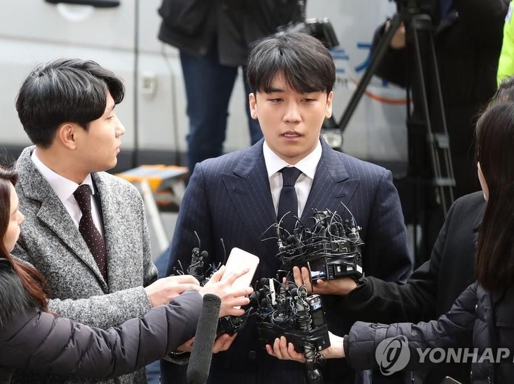 Giliran Seungri Tiba di Kantor Polisi untuk Diperiksa Kasus Prostitusi Giliran Seungri Tiba di Kantor Polisi untuk Diperiksa Kasus Prostitusi