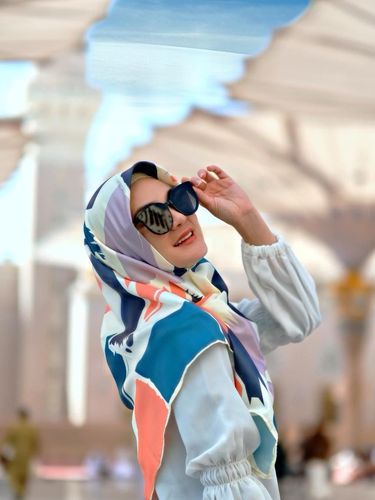 Luna Maya Jualan Hijab Setelah Pulang Umrah, Didoakan Hijrah oleh Netizen