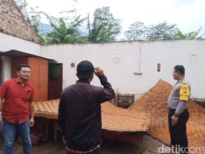 Dampak Hujan Es dan Angin Kencang di Ngawi, 8 Rumah Rusak, 1 Roboh Dampak Hujan Es dan Angin Kencang di Ngawi, 8 Rumah Rusak, 1 Roboh