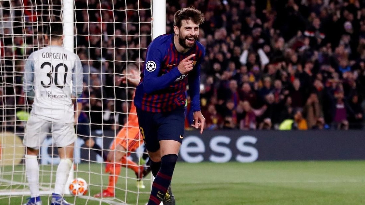 Gerard Pique mencetak satu gol saat Barcelona menang 5-1 atas Lyon di leg kedua babak 16 besar Liga Champions (Foto: Juan Medina/Reuters)