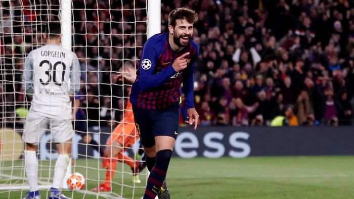 Gerard Pique mencetak satu gol saat Barcelona menang 5-1 atas Lyon di leg kedua babak 16 besar Liga Champions (Foto: Juan Medina/Reuters) Gerard Pique mencetak satu gol saat Barcelona menang 5-1 atas Lyon di leg kedua babak 16 besar Liga Champions (Foto: Juan Medina/Reuters)